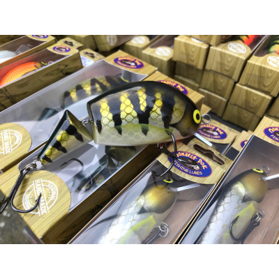 Wobler na sumce Monarch Dok Moby 13cm SR barva Golden Perch - hliníková lopatka