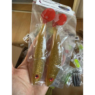 Monarch DOK PikeShad 17 Motoroil+Red Tail (balení 2 ks)