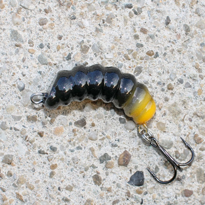 Wobler Revol Baits Housenka 32mm 2,6g plovoucí žlutý zadeček