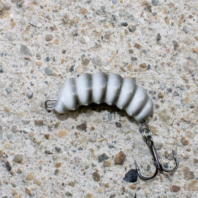 Wobler Revol Baits Housenka 32mm 2,6g plovoucí bílo-šedá